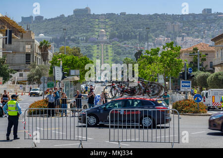 Haïfa, Israël - Mai 05, 2018 : Scène de la phase 2 de 2018 Giro d'Italia, avec voiture de l'équipe et les spectateurs, et la colonie allemande, jardins de Bahai et culte dans Banque D'Images