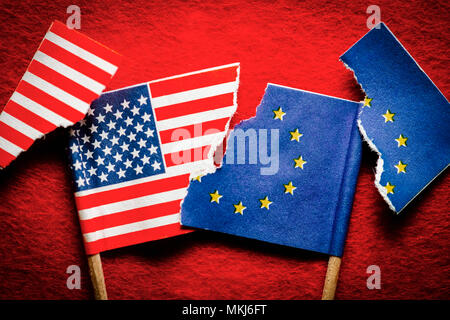 12.2005 drapeaux des États-Unis et l'Union européenne, symbole photo pour le commerce, la guerre imminente Gerissene Fahnen von den USA und UE, Symbolfoto für drohenden Han Banque D'Images