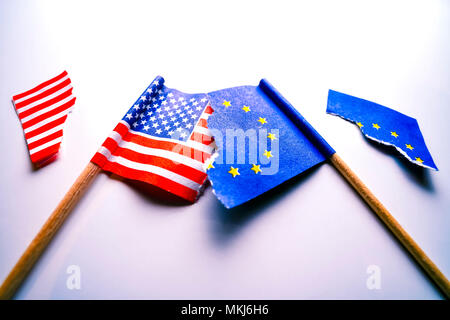 12.2005 drapeaux des États-Unis et l'Union européenne, symbole photo pour le commerce, la guerre imminente Gerissene Fahnen von den USA und UE, Symbolfoto für drohenden Han Banque D'Images