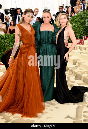 Paris Jackson, Stella McCartney et Miley Cyrus qui fréquentent le Metropolitan Museum of Art Costume Institute Gala-bénéfice 2018 à New York, USA. Banque D'Images