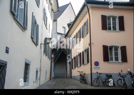 Vieille ville de Zoug, Suisse. Maisons de couleur pastel et des vélos en stationnement, dans une zone d'accès restreint avec "no parking" n'importe où signer (ganzer platz) sur t Banque D'Images