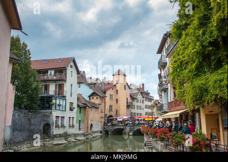 Les touristes à pied le long de la rivière Thiou, Annecy vieille ville. Souvent appelé Venise des alpes en raison de la belle architecture médiévale, et les canaux. Banque D'Images