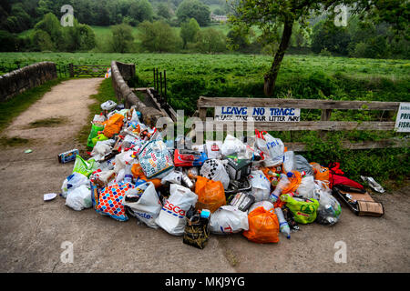 Les ordures laissées par les visiteurs après le week-end férié à beauty spot Warleigh Weir sur la rivière Avon près de Banque D'Images