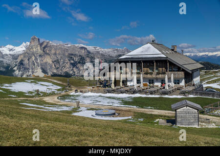 Antersasc hut en haute, en face de la groupe Puez, Dolomites, auf der gleichnamigen Hochfläche Pralongiahütte Puezgruppe vor, Dolomiten Banque D'Images