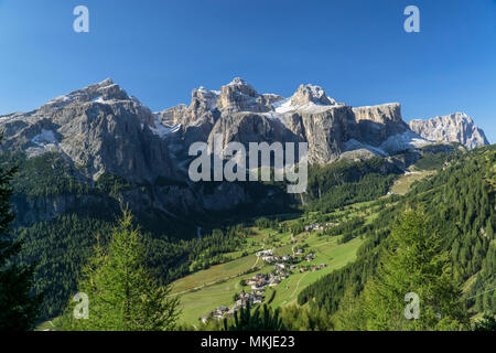 Colfosco et Groupe du Sella avec Val Mezdì du Colfuschger Ridgeway, Dolomites, Kolfuschg und mit Sellagruppe Mittagstal Colfuschger vom Höhenweg, D Banque D'Images