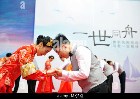 Qingdao, Qingdao, Chine. 8 mai, 2018. Qingdao, Chine 8 mai 2018 : trente couples assister à un mariage de groupe à Qingdao, Chine de l'est la province de Shandong. Crédit : SIPA Asie/ZUMA/Alamy Fil Live News Banque D'Images