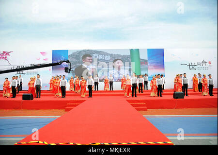 Qingdao, Qingdao, Chine. 8 mai, 2018. Qingdao, Chine 8 mai 2018 : trente couples assister à un mariage de groupe à Qingdao, Chine de l'est la province de Shandong. Crédit : SIPA Asie/ZUMA/Alamy Fil Live News Banque D'Images