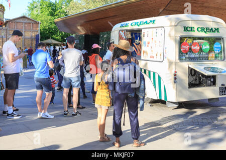 South Bank, Londres, 7 mai 2018. De longues queues de clients ayant un urgent besoin d'un rafraîchissement à froid forme une glace van. Les touristes londoniens et profiter du beau temps sur la rive sud de Londres par la Tamise, avec des records de températures jusqu'à 28 degrés. Credit : Imageplotter News et Sports/Alamy Live News Banque D'Images