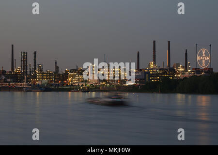 07 mai 2018, l'Allemagne, Leverkusen : la croix Bayer allumé dans l'usine (Centres Chempark) du groupe chimique et pharmaceutique Bayer Leverkusen. Photo : Oliver Berg/dpa Banque D'Images