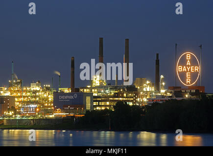 07 mai 2018, l'Allemagne, Leverkusen : la croix Bayer allumé dans l'usine (Centres Chempark) du groupe chimique et pharmaceutique Bayer Leverkusen. Photo : Oliver Berg/dpa Banque D'Images