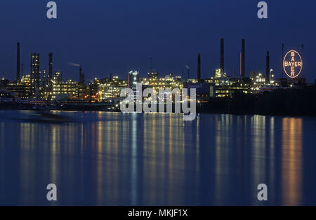 07 mai 2018, l'Allemagne, Leverkusen : la croix Bayer allumé dans l'usine (Centres Chempark) du groupe chimique et pharmaceutique Bayer Leverkusen. Photo : Oliver Berg/dpa Banque D'Images