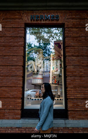 Shanghai, Shanghai, Chine. 8 mai, 2018. Shanghai, Chine 7 Mai 2018 : l'afficher la fenêtre de Hermes store à Shanghai est conçu par l'artiste français LE GENTIL GARÃƒ¡» SUR. Crédit : SIPA Asie/ZUMA/Alamy Fil Live News Banque D'Images