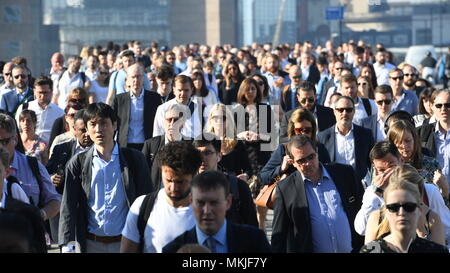 Londres, Royaume-Uni. 8 mai, 2018. Météo France : les navetteurs sentir la chaleur ce matin Photo Jeremy Selwyn Crédit : Evening Standard Banque D'Images