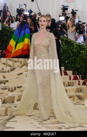 New York, NY, USA. 7 mai, 2018. 07 mai 2018 - New York, New York - Rosie Huntington-Whitely. 2018 Metropolitan Museum of Art Costume Institute Gala : ''corps célestes : mode et l'Imagination catholique. Crédit photo : Christopher Smith/AdMedia Crédit : Christopher Smith/AdMedia/ZUMA/Alamy Fil Live News Banque D'Images