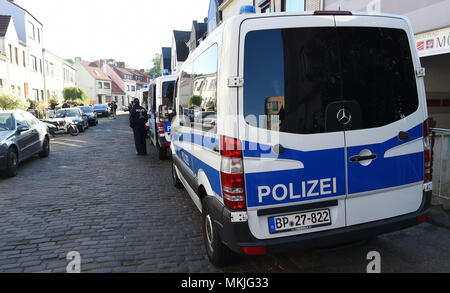 08 mai 2018, l'Allemagne, Bremen : plusieurs voitures de patrouille dans une rue. La police allemande a lancé une grande opération de contrebande anti-peuple avec 800 officiers de police participant à des raids en appartements et bureaux dans le Nord et le centre de l'Allemagne. La raison pour les raids est la suspicion et commerciale fondée sur les gangs de la traite des étrangers. Photo : Carmen Jaspersen/dpa Banque D'Images