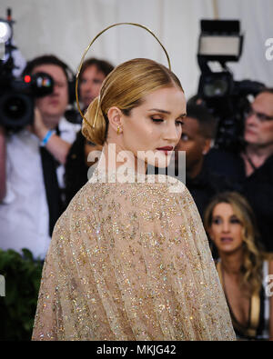 New York, NY, USA. 7 mai, 2018. 07 mai 2018 - New York, New York - Rosie Huntington-Whitely. 2018 Metropolitan Museum of Art Costume Institute Gala : ''corps célestes : mode et l'Imagination catholique. Crédit photo : Christopher Smith/AdMedia Crédit : Christopher Smith/AdMedia/ZUMA/Alamy Fil Live News Banque D'Images