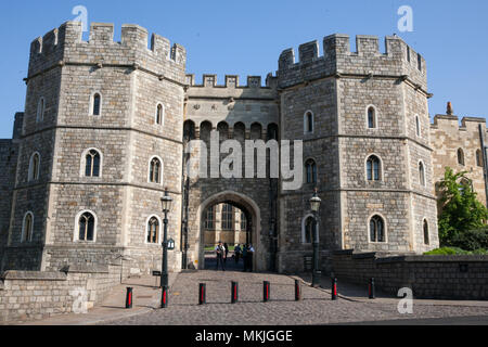 Windsor, Royaume-Uni. 8 mai, 2018. Les agents de police armés se tiennent à l'extérieur de l'entrée principale du château de Windsor. Credit : Mark Kerrison/Alamy Live News Banque D'Images