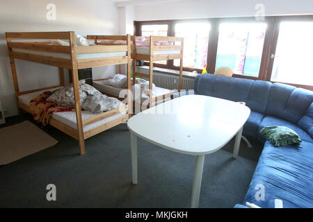 Brême, Allemagne. 08 mai 2018, l'Allemagne, Bremen : lits superposés, une table et un canapé, debout dans une salle, qui était auparavant recherché lors d'une descente de police. Un gang est soupçonné d'avoir des centaines de victimes moldaves en Allemagne et en les employant illégalement des services de sécurité. Photo : Bodo Marks/dpa dpa : Crédit photo alliance/Alamy Live News Banque D'Images