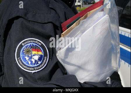 Brême, Allemagne. 08 mai 2018, l'Allemagne, Bremen : un agent de police a confisqué ces données dans une voiture de patrouille. Un gang est soupçonné de trafic des centaines de moldaves vers l'Allemagne et les employant illégalement dans les services de sécurité. Photo : Bodo Marks/dpa dpa : Crédit photo alliance/Alamy Live News Banque D'Images