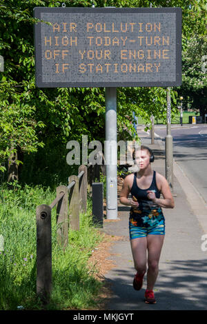 Londres, Royaume-Uni. 8 mai, 2018. Les cyclistes et les coureurs ne sont pas découragés par la pollution de l'air mises en garde sur l'animée South Circular Road, comme il traverse Clapham Common. La suite d'un chaud week-end férié. Crédit : Guy Bell/Alamy Live News Banque D'Images