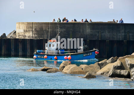 West Bay, Dorset, UK. 8 mai 2018. Météo britannique. Un bateau de pêche de retour au port de la station balnéaire de West Bay, dans le Dorset. Crédit photo : Graham Hunt/Alamy Live News Banque D'Images