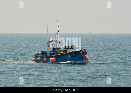 West Bay, Dorset, UK. 8 mai 2018. Météo britannique. Un bateau de pêche de retour au port de la station balnéaire de West Bay, dans le Dorset. Crédit photo : Graham Hunt/Alamy Live News Banque D'Images