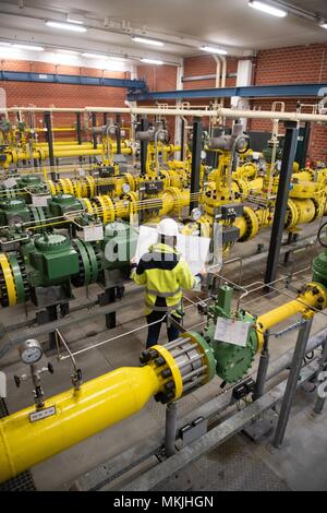 04 mai 2018, l'Allemagne, Hambourg : Un employé d'Gasnetz Hambourg debout dans la station de transfert de gaz à Reitbrook entre les tuyaux qui fournissent les divers domaines à Hambourg. Photo : Daniel Reinhardt/dpa Banque D'Images