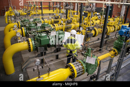 04 mai 2018, l'Allemagne, Hambourg : Un employé d'Gasnetz Hambourg debout à la station de transfert de gaz à Reitbrook entre les tuyaux, qui fournissent les divers domaines à Hambourg. Photo : Daniel Reinhardt/dpa Banque D'Images