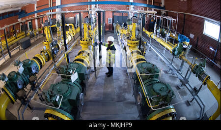 04 mai 2018, l'Allemagne, Hambourg : Un employé d'Gasnetz Hambourg debout à la station de transfert de gaz à Reitbrook entre les tuyaux, qui fournissent les divers domaines à Hambourg. Photo : Daniel Reinhardt/dpa Banque D'Images