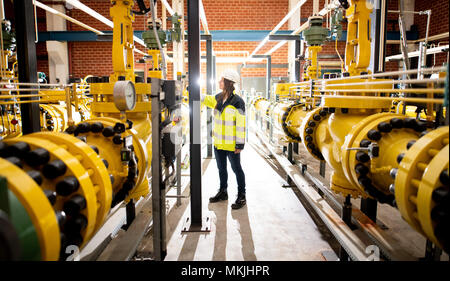 04 mai 2018, l'Allemagne, Hambourg : Un employé d'Gasnetz Hambourg debout à la station de transfert de gaz à Reitbrook entre les tuyaux, qui fournissent les divers domaines à Hambourg. Photo : Daniel Reinhardt/dpa Banque D'Images