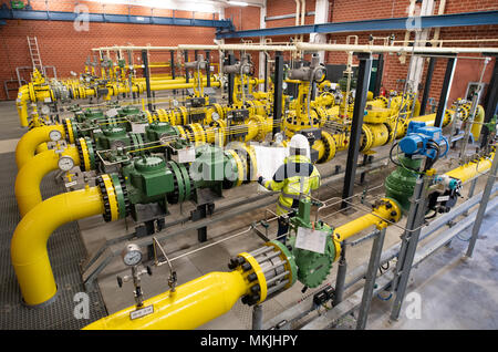 04 mai 2018, l'Allemagne, Hambourg : Un employé d'Gasnetz Hambourg debout à la station de transfert de gaz à Reitbrook entre les tuyaux, qui fournissent les divers domaines à Hambourg. Photo : Daniel Reinhardt/dpa Banque D'Images