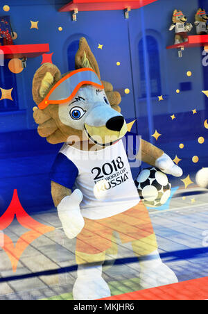 Moscou, Russie - le 08 mai : Zabivaka, symbole officiel de la Coupe du Monde de la FIFA 2018, dans la vitrine de Boutique officielle, Moscou, Russie le 8 mai 2018. Credit : Krasnevsky/Alamy Live News Banque D'Images