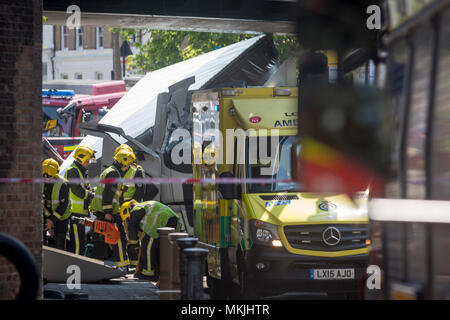 Londres, 8 mai 2018 : services d'urgence s'occuper d'un incident survenu à Loughborough Junction, où un camion s'est écrasé dans l'un des ponts ferroviaires - un itinéraire de transport principal pour les navetteurs dans la ville, dans le sud de Londres, en Angleterre. Une personne a été blessée. Crédit photo : Richard Baker / Alamy Live News Banque D'Images