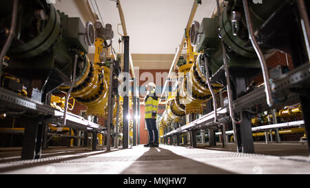 04 mai 2018, l'Allemagne, Hambourg : Un employé d'Gasnetz Hambourg debout à la station de transfert de gaz à Reitbrook entre les tuyaux, qui fournissent les divers domaines à Hambourg. Photo : Daniel Reinhardt/dpa Banque D'Images