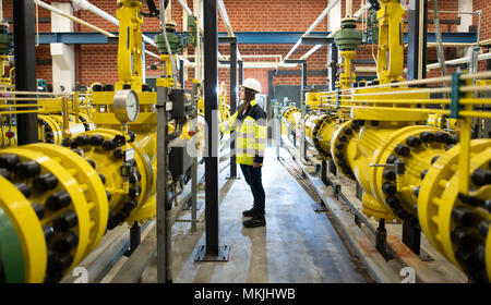 04 mai 2018, l'Allemagne, Hambourg : Un employé d'Gasnetz Hambourg debout à la station de transfert de gaz à Reitbrook entre les tuyaux, qui fournissent les divers domaines à Hambourg. Photo : Daniel Reinhardt/dpa Banque D'Images