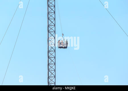 Huddersfield, UK. Le 08 mai 2018, Emley Moor station émettrice, Huddersfield, Royaume-Uni ; Emley Moor temporaire du poste de transmission de façon à ce que les travaux de construction de la tour de la vieille tour est terminé, le nouveau mât se tenir à côté de la tour de béton jusqu'à la fin de 2021 ; les travailleurs remonter le nouveau mât Credit : Nouvelles Images /Alamy Live News Banque D'Images