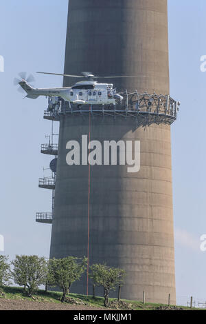 Huddersfield, UK. Le 08 mai 2018, Emley Moor station émettrice, Huddersfield, Royaume-Uni ; Emley Moor temporaire du poste de transmission de façon à ce que les travaux de construction de la tour de la vieille tour est terminé, le nouveau mât se tenir à côté de la tour de béton jusqu'à la fin de 2021, l'hélicoptère se prépare à lever une section de mât jusqu'à être érigée Credit : Nouvelles Images /Alamy Live News Banque D'Images