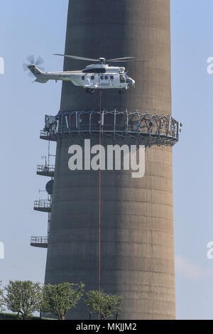 Huddersfield, UK. Le 08 mai 2018, Emley Moor station émettrice, Huddersfield, Royaume-Uni ; Emley Moor temporaire du poste de transmission de façon à ce que les travaux de construction de la tour de la vieille tour est terminé, le nouveau mât se tenir à côté de la tour de béton jusqu'à la fin de 2021, l'hélicoptère se prépare à lever une section de mât jusqu'à être érigée Credit : Nouvelles Images /Alamy Live News Banque D'Images