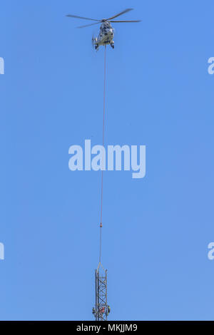 Huddersfield, UK. Le 08 mai 2018, Emley Moor station émettrice, Huddersfield, Royaume-Uni ; Emley Moor temporaire du poste de transmission de façon à ce que les travaux de construction de la tour de la vieille tour est terminé, le nouveau mât se tenir à côté de la tour de béton jusqu'à la fin de 2021, une chute de l'hélicoptère en place section : Nouvelles Images /crédit Alamy Live News Banque D'Images