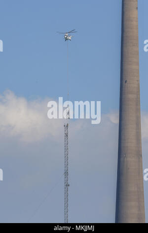 Huddersfield, UK. Le 08 mai 2018, Emley Moor station émettrice, Huddersfield, Royaume-Uni ; Emley Moor temporaire du poste de transmission de façon à ce que les travaux de construction de la tour de la vieille tour est terminé, le nouveau mât se tenir à côté de la tour de béton jusqu'à la fin de 2021, une section des remontées mécaniques de l'hélicoptère en place Crédit : News Images /Alamy Live News Banque D'Images