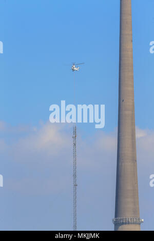 Huddersfield, UK. Le 08 mai 2018, Emley Moor station émettrice, Huddersfield, Royaume-Uni ; Emley Moor temporaire du poste de transmission de façon à ce que les travaux de construction de la tour de la vieille tour est terminé, le nouveau mât se tenir à côté de la tour de béton jusqu'à la fin de 2021, une section des remontées mécaniques de l'hélicoptère en place Crédit : News Images /Alamy Live News Banque D'Images