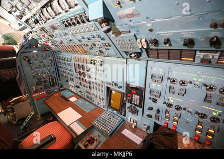 07 mai 2018, l'Allemagne, Markranstädt, l'aéroport de Leipzig-Halle : Vue vers l'espace de travail des ingénieurs de vol dans le cockpit de l'Antonov 225. L'aéronef cargo mesurant 84 mètres de longueur, 89 mètres de largeur, et 18 mètres de hauteur est unique en son genre. L'avion a été construit pour la navette spatiale soviétique Bourane, et peut transporter des marchandises pesant jusqu'à 250 tonnes. L'espace de fret équivaut dans tout le tronc d'un Boeing 737. Photo : Jan Woitas/dpa-Zentralbild/dpa Banque D'Images