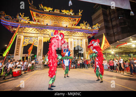 Taipei, Taiwan. 8 mai 2018. Anniversaire d'une déité célébrations centrées autour de Hefang Temple, Taipei, Taiwan,Shipai,l'Asie. Une procession de véhicules,et d'énormes marionnettes de divinités, et de lions et de dragons marchaient à travers le quartier de partir des pétards. Au temple petit dieties ont été retirées de camions qui avait été utilisé dans la procession et ont ensuite été placés sur l'autel. Des danses de lion, dragon, danseurs et minion et /mickey minnie effectuée devant le temple de la bonne constante de pétards à partir d'une machine automatisée. Crédit : Paul Quayle/Alamy Live News Banque D'Images