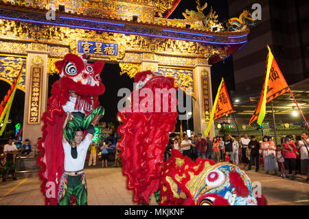 Taipei, Taiwan. 8 mai 2018. Anniversaire d'une déité célébrations centrées autour de Hefang Temple, Taipei, Taiwan,Shipai,l'Asie. Une procession de véhicules,et d'énormes marionnettes de divinités, et de lions et de dragons marchaient à travers le quartier de partir des pétards. Au temple petit dieties ont été retirées de camions qui avait été utilisé dans la procession et ont ensuite été placés sur l'autel. Des danses de lion, dragon, danseurs et minion et /mickey minnie effectuée devant le temple de la bonne constante de pétards à partir d'une machine automatisée. Crédit : Paul Quayle/Alamy Live News Banque D'Images