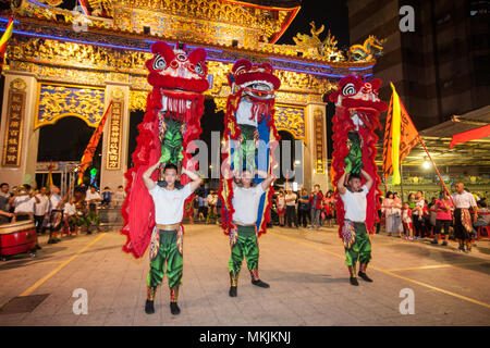 Taipei, Taiwan. 8 mai 2018. Anniversaire d'une déité célébrations centrées autour de Hefang Temple, Taipei, Taiwan,Shipai,l'Asie. Une procession de véhicules,et d'énormes marionnettes de divinités, et de lions et de dragons marchaient à travers le quartier de partir des pétards. Au temple petit dieties ont été retirées de camions qui avait été utilisé dans la procession et ont ensuite été placés sur l'autel. Des danses de lion, dragon, danseurs et minion et /mickey minnie effectuée devant le temple de la bonne constante de pétards à partir d'une machine automatisée. Crédit : Paul Quayle/Alamy Live News Banque D'Images