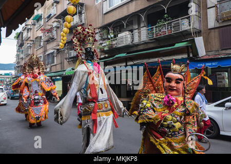 Taipei, Taiwan. 8 mai 2018. Anniversaire d'une déité célébrations centrées autour de Hefang Temple, Taipei, Taiwan,Shipai,l'Asie. Une procession de véhicules,et d'énormes marionnettes de divinités, et de lions et de dragons marchaient à travers le quartier de partir des pétards. Au temple petit dieties ont été retirées de camions qui avait été utilisé dans la procession et ont ensuite été placés sur l'autel. Des danses de lion, dragon, danseurs et minion et /mickey minnie effectuée devant le temple de la bonne constante de pétards à partir d'une machine automatisée. Crédit : Paul Quayle/Alamy Live News Banque D'Images