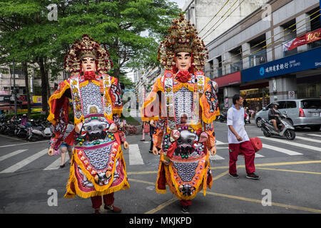 Taipei, Taiwan. 8 mai 2018. Anniversaire d'une déité célébrations centrées autour de Hefang Temple, Taipei, Taiwan,Shipai,l'Asie. Une procession de véhicules,et d'énormes marionnettes de divinités, et de lions et de dragons marchaient à travers le quartier de partir des pétards. Au temple petit dieties ont été retirées de camions qui avait été utilisé dans la procession et ont ensuite été placés sur l'autel. Des danses de lion, dragon, danseurs et minion et /mickey minnie effectuée devant le temple de la bonne constante de pétards à partir d'une machine automatisée. Crédit : Paul Quayle/Alamy Live News Banque D'Images