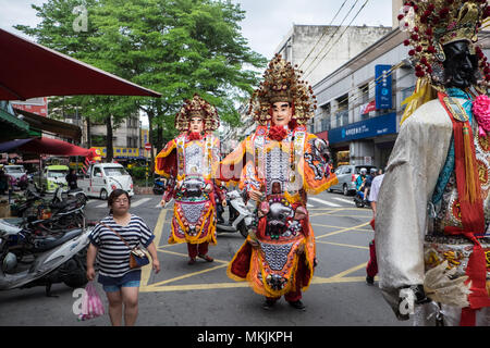 Taipei, Taiwan. 8 mai 2018. Anniversaire d'une déité célébrations centrées autour de Hefang Temple, Taipei, Taiwan,Shipai,l'Asie. Une procession de véhicules,et d'énormes marionnettes de divinités, et de lions et de dragons marchaient à travers le quartier de partir des pétards. Au temple petit dieties ont été retirées de camions qui avait été utilisé dans la procession et ont ensuite été placés sur l'autel. Des danses de lion, dragon, danseurs et minion et /mickey minnie effectuée devant le temple de la bonne constante de pétards à partir d'une machine automatisée. Crédit : Paul Quayle/Alamy Live News Banque D'Images