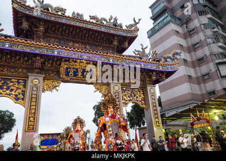 Taipei, Taiwan. 8 mai 2018. Anniversaire d'une déité célébrations centrées autour de Hefang Temple, Taipei, Taiwan,Shipai,l'Asie. Une procession de véhicules,et d'énormes marionnettes de divinités, et de lions et de dragons marchaient à travers le quartier de partir des pétards. Au temple petit dieties ont été retirées de camions qui avait été utilisé dans la procession et ont ensuite été placés sur l'autel. Des danses de lion, dragon, danseurs et minion et /mickey minnie effectuée devant le temple de la bonne constante de pétards à partir d'une machine automatisée. Crédit : Paul Quayle/Alamy Live News Banque D'Images