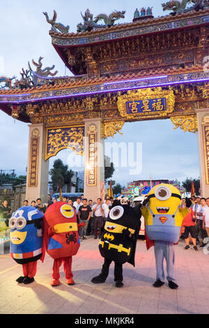 Taipei, Taiwan. 8 mai 2018. Anniversaire d'une déité célébrations centrées autour de Hefang Temple, Taipei, Taiwan,Shipai,l'Asie. Une procession de véhicules,et d'énormes marionnettes de divinités, et de lions et de dragons marchaient à travers le quartier de partir des pétards. Au temple petit dieties ont été retirées de camions qui avait été utilisé dans la procession et ont ensuite été placés sur l'autel. Des danses de lion, dragon, danseurs et minion et /mickey minnie effectuée devant le temple de la bonne constante de pétards à partir d'une machine automatisée. Crédit : Paul Quayle/Alamy Live News Banque D'Images